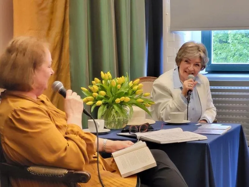 Jakie relacje łączą postacie występujące w wierszu?