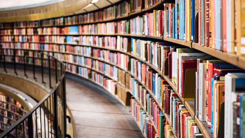 Książkowe Uśmiechy: Najlepsze Dowcipy o Bibliotekach i Bibliotekarzach