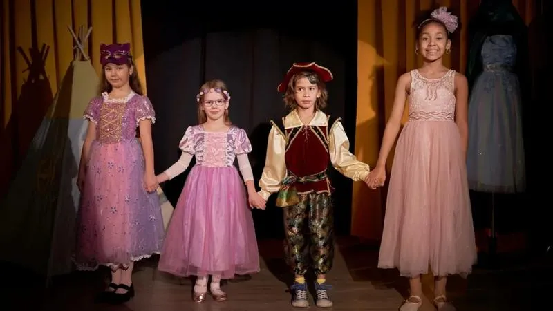 Magia teatru: inspirujące cytaty dla dzieci, które ożywiają wyobraźnię