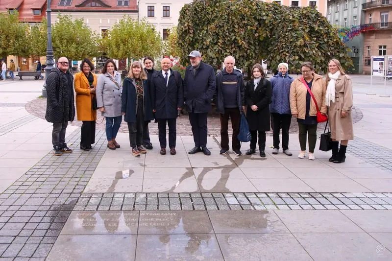 Odkrywając dusze: Wiersze o ludziach w poezji i codzienności