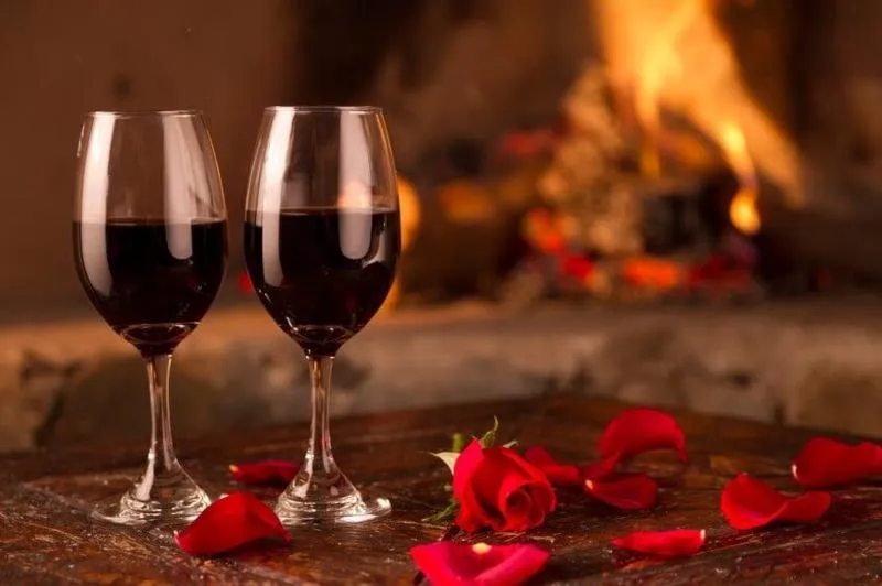 Wino i miłość: niezapomniane cytaty na każdą okazję